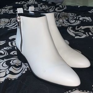 White ankle boots with small heel and zipper